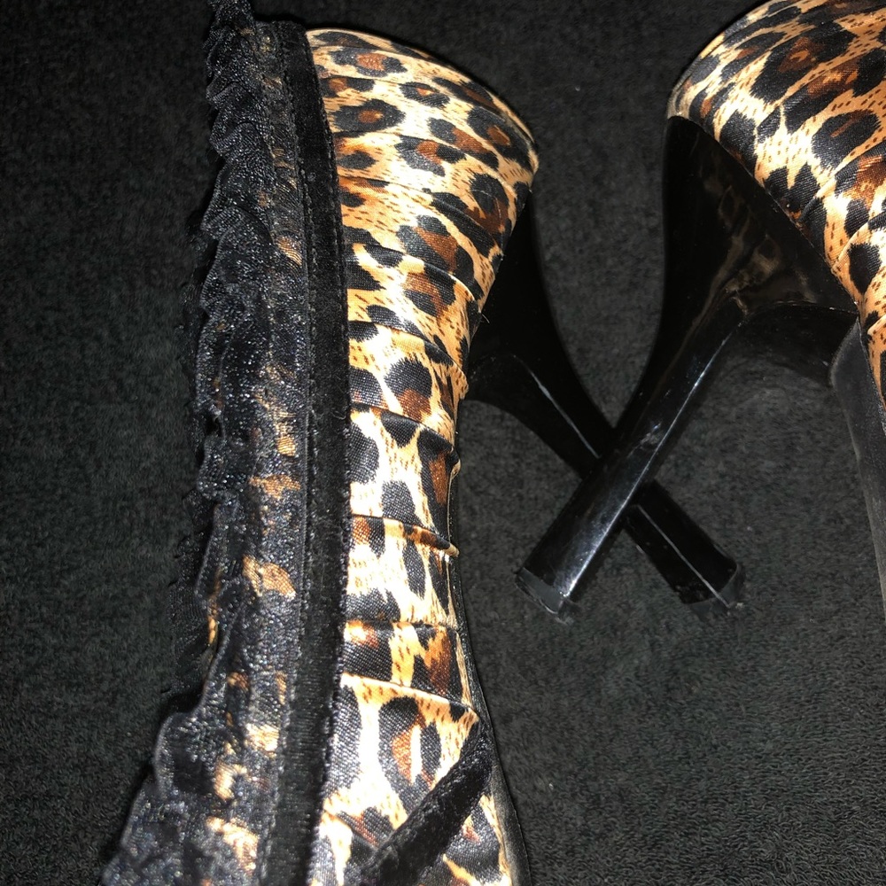 Wild Diva Leopard Print/Black Lace Heels - Picture 4 of 5
